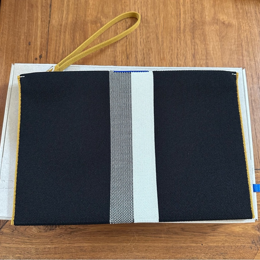Essential pouch- Rothy’s 🧲discontinued